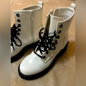 Madden NYC white boots with black shoelaces size 6, Used